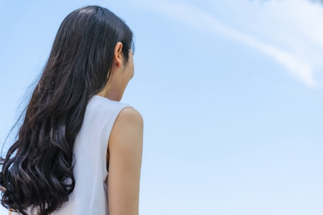 長い髪の女性