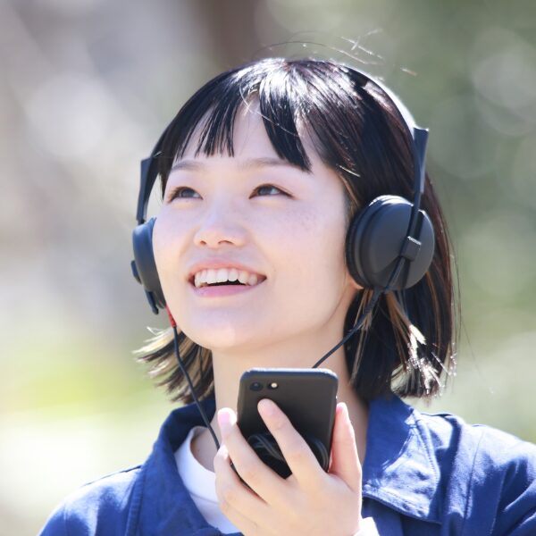 音楽を聴く女性