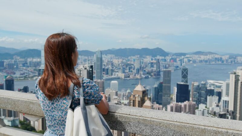 高台から風景を眺める女性