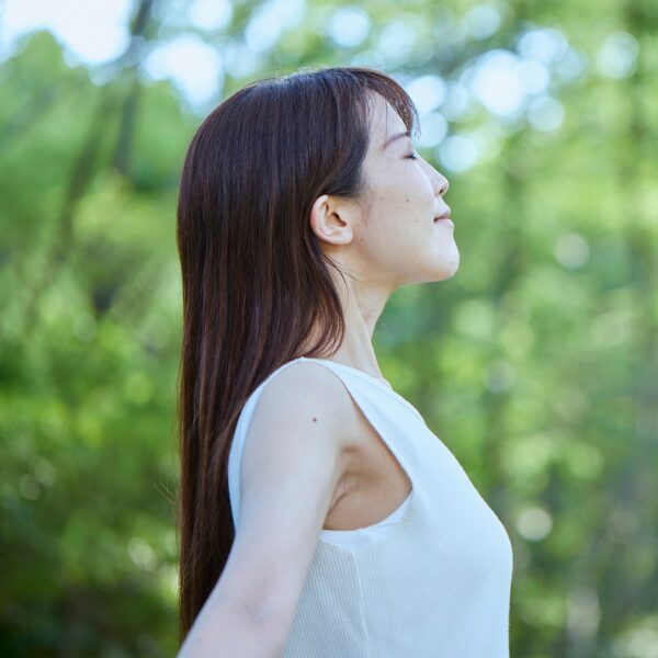 深呼吸する女性