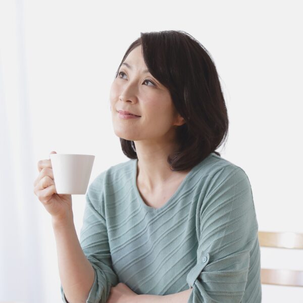 温かいお茶を飲む女性